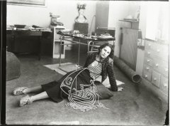 Fotografía de Gala tumbada en el suelo sobre un cojín.
