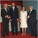 Antoni Pitxot receives an award from the Girona Convention Bureau