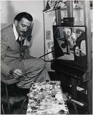 Salvador Dalí pintando proyecto para <em>Destino</em> de Walt Disney, 1946