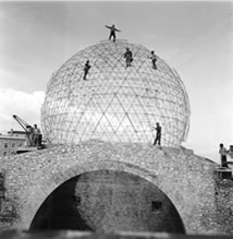 Fotografia de la cúpula del Teatre-Museu Dalí, inaugurat el 1974, s’erigeix sobre les restes de l'antic Teatre Municipal de Figueres