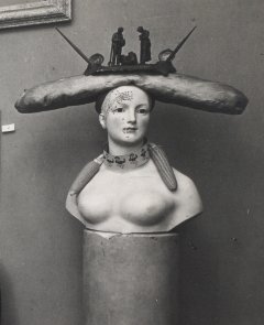 Man Ray, Vue de l’<em>Exposition surréaliste</em> à la Galerie Pierre Colle (détail), 1933