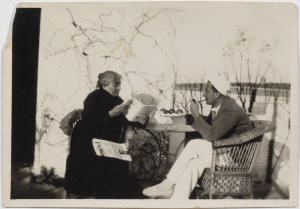 Salvador Dalí y Lídia Noguer en Portlligat a principios de los años 30