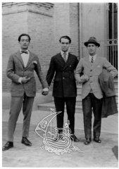 Salvador Dalí, Federico García Lorca i Pepín Bello, holding their hands.