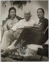 La pareja; Gala y Salvador Dalí, sentados en un banco.