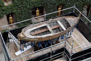 Restauration de la barque de Gala