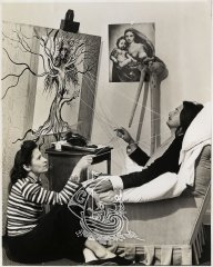 Fotografia de Gala i Salvador Dalí durant la creació d'una de les obres de l'artista.