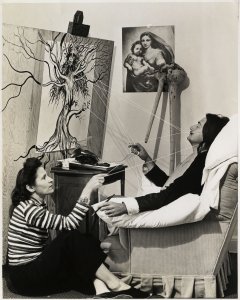 Fotografia de Gala i Salvador Dalí durant la creació d'una de les obres de l'artista.