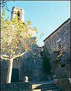La façana de l'esglèsia de Púbol, a l'esquerra, i el castell, a la dreta.