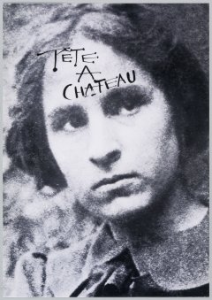 Una fotografia en blanc i negre de la cara de  Gala, que al front té escrit a mà Tête a Château