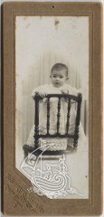 Una fotografia de Salvador Daí Domènec quan era petit, a sobre d'una cadira.