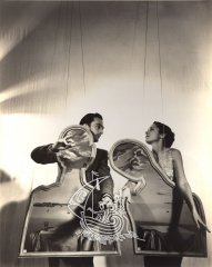 Salvador Dalí Domènech y Gala en una escena teatralizada.