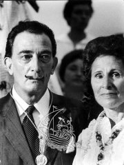 Black and white photograph of Gala and Salvador Dalí when they are old.