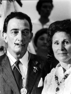 Black and white photograph of Gala and Salvador Dalí when they are old.