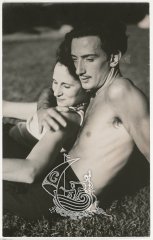 Una fotografia de Salvador Dalí amb Gala, tombats a la gespa en actitud afectuosa