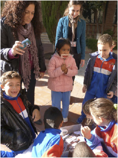 Un grup de nens durant una de les visites educatives que es poden fer al Teatre Museu de Figueres o al Castell de Gala Dalí a Púbol