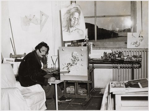 Salvador Dalí pintando “Galatea de las esferas” en el taller de Portlligat Foto: Carlos Pérez de Rozas, c.1952