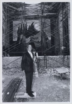 Fotografía de Salvador Dalí en el pati en construció del Teatre-Museu Dalí