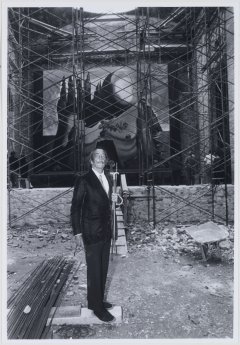 Salvador Dalí en el patio en construcción del Teatro-Museo de Figueres 