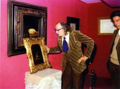 Salvador Dalí i Domènech observa un quadre sota la mirada d'Antoni Pitxot i Soler