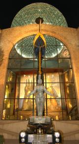 Vista nocturna del museu Dalí
