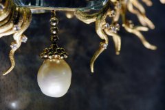 Detalle de la perla que cuelga de la joya Dafne, diseñada por Salvador Dalí el año 1967 