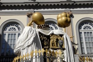 Colocación de la primera piedra del monumento a Salvador Dalí.