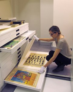 Una chica revisa unas imágenes del Centro de Estudios Dalinianos.