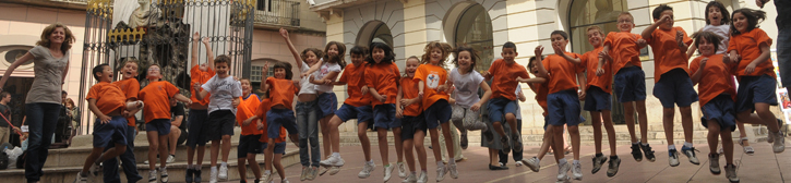 A group of students are jumping in front of the Theatre-Museum Dalí after a guided tour organized by the Educational Service of the Gala - Salvador Dalí foundation.