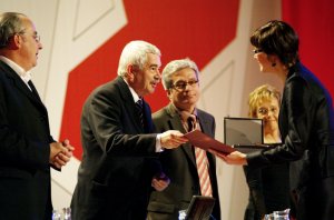 Pasqual Maragall entregando la Creu de Sant Jordi