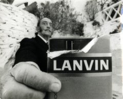 Salvador Dalí dans le spot publicitaire pour le chocolat Lanvin à Portlligat, 1969