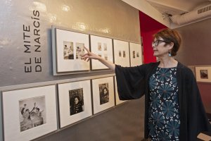 Montse Aguer comentant l'exposició