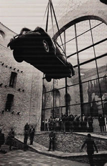 Instal•lació del Cadillac al pati del Teatre-Museu Dalí 
