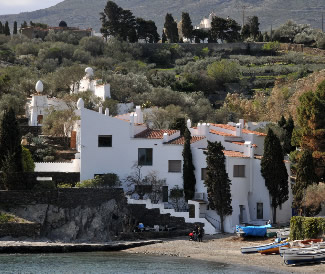 Fotografía de la casa del artista Salvador Dalí en una de las calas de Cadaqués