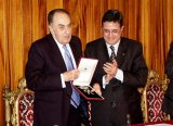 L'alcalde Joan Armangué lliurant la distinció