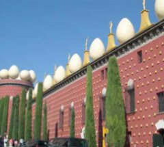 Façana lateral del Teatre Museu de Salvador Dalí a Figueres.