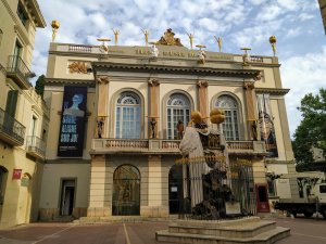 Fachada del Teatro-Museo Dalí