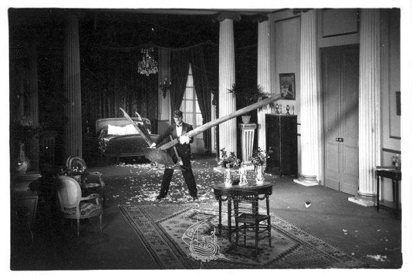 Photo du tournage du film <em>L'Âge d'or</em> de Luis Buñuel, 1930