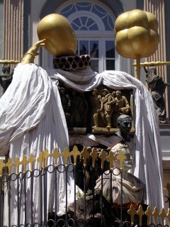  Detall del monument a Pujols davant del Teatre-Museu Dalí
