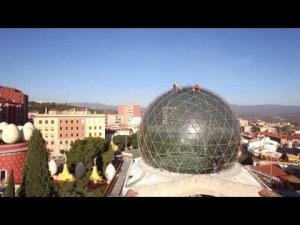 Semi-annual cleaning of the dome of the Dalí Theater-Museum