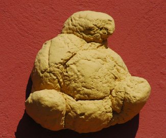 Imatge del pa de tres crostons que decora la façada de Torre Galatea