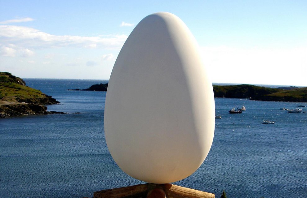 Fotografia d'un dels ous, obra de Salvador Dalí, que decoren la casa de l'artista a Portlligat - Cadaqués