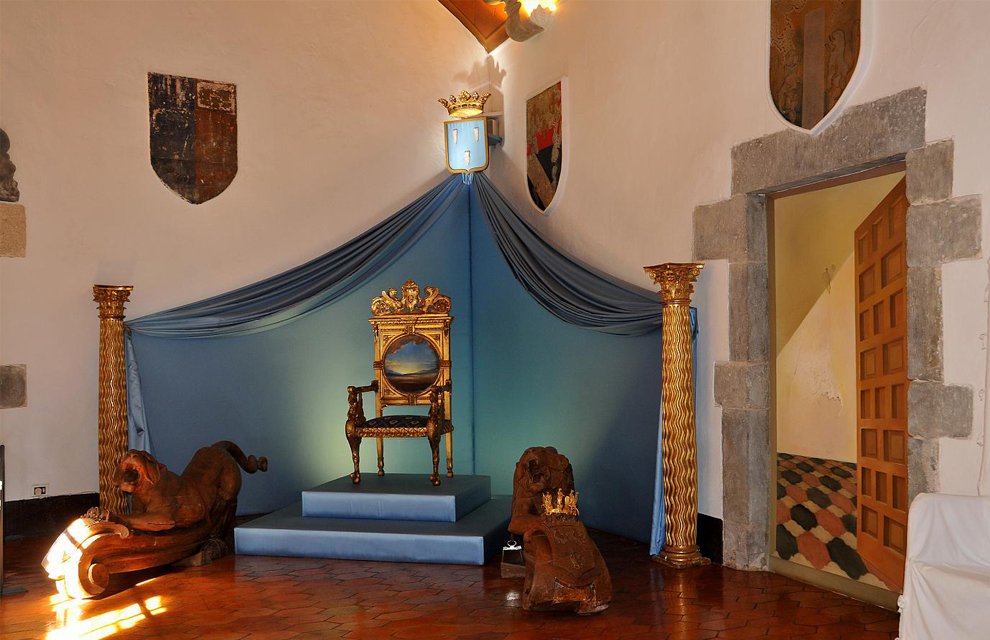 Imagen del interior del Castillo de Gala y Salvador Dalí en Púbol
