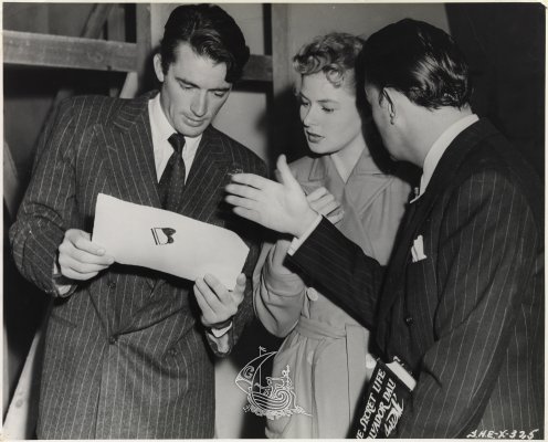 Photographie deMadison Lacy. Gregory Peck, Ingrid Bergman et Salvador Dalí pendant le tournage du film <em>Spellbound</em> d'Alfred Hitchcock, 1945