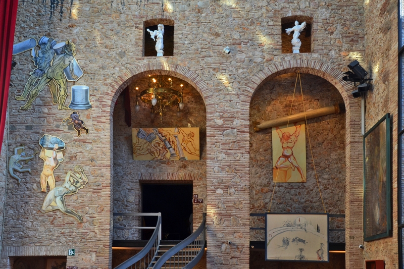 Sense títol. Personatges. Element de la Cúpula-Escenari del Teatre-Museu Dalí de Figueres