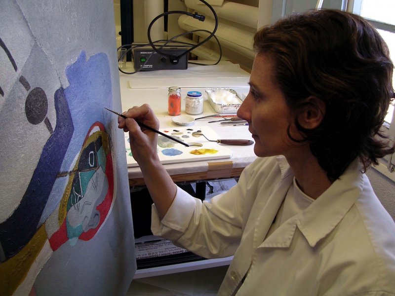 During the chromatic retouching process of small paint losses