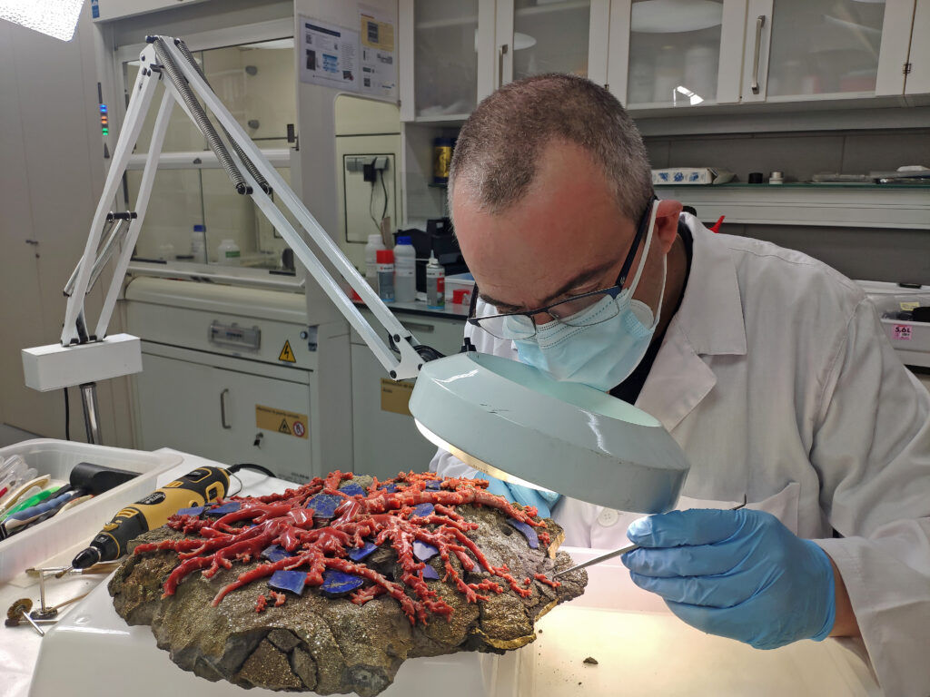 Consolidación de la piedra natural pirita-marcasita y de los fragmentos de coral y lapislázuli