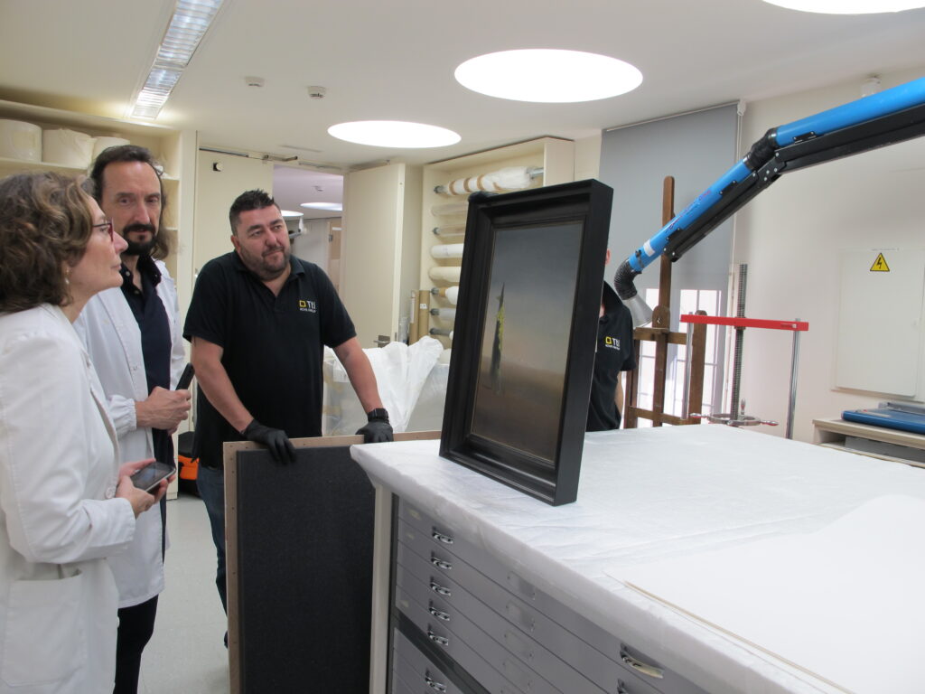 Revisió de la nova adquisició a l’arribada de l’obra al departament.