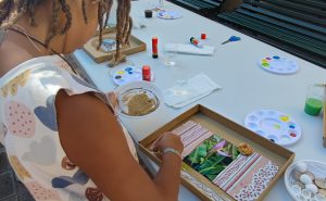 Un infant realitzant un collage durant un taller infantil