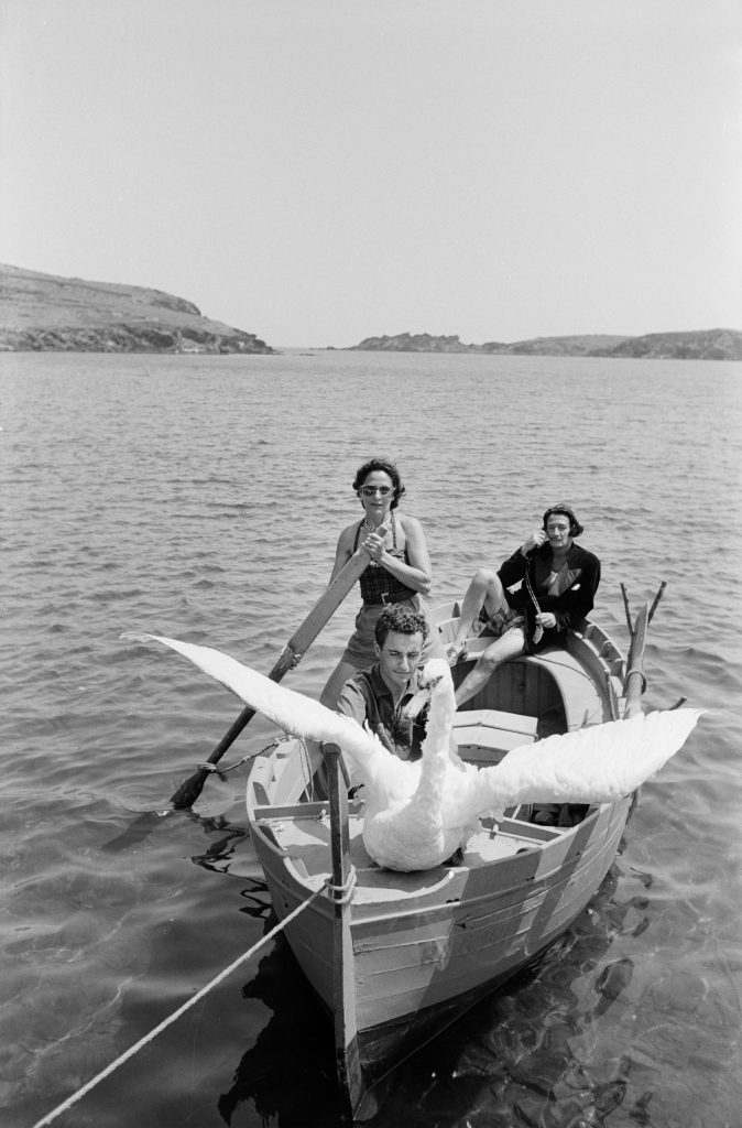 Artur Caminada, Gala, Salvador Dalí i un cigne amb barca
Foto Ricardo Sans, 1951